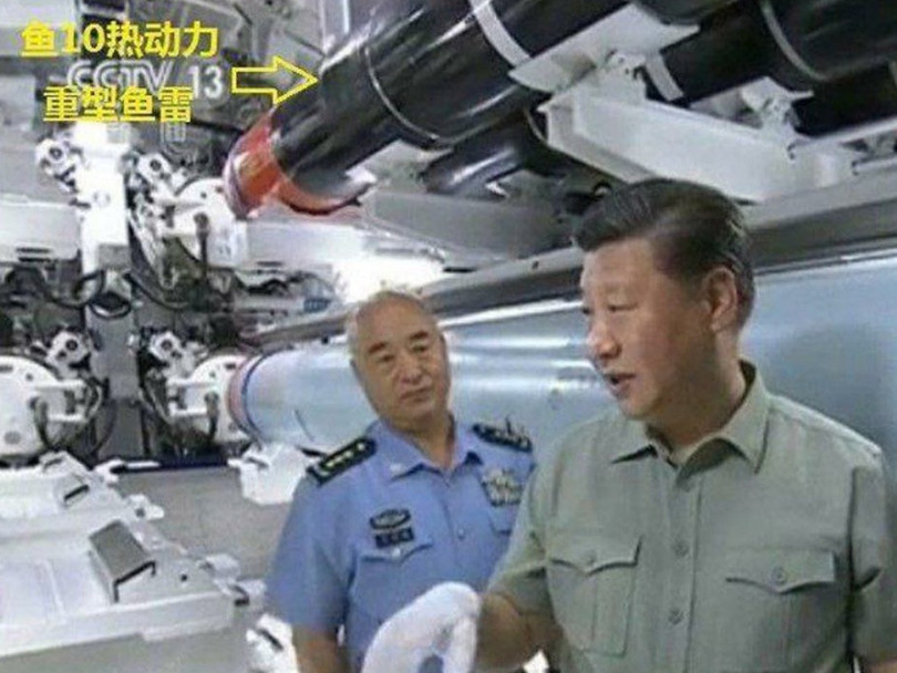 Hình ảnh Ngư lôi Yu-10 giống như vật thể ngư dân Phú Yên vớt được xuất hiện trong tấm ảnh chụp ông Tập Cận Bình xuống thăm tàu ngầm hạt nhân của Hạm đội Nam Hải hôm 15.6.2018. Hình ảnh Ngư lôi Yu-10 giống như vật thể ngư dân Phú Yên vớt được xuất hiện trong tấm ảnh chụp ông Tập Cận Bình xuống thăm tàu ngầm hạt nhân của Hạm đội Nam Hải hôm 15.6.2018.