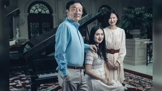 Ông Nhiệm Chính Phi bên người vợ thứ ba Tô Vi và con gái út Annebel Yao (giữa).