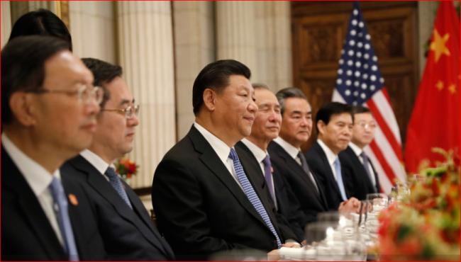 Phó Thủ tướng Trung Quốc Lưu Hạc (thứ 4, trái sang) bất ngờ xuất hiện tại Buenos Aires trong thành phần đoàn Trung Quốc tham gia hội đàm.