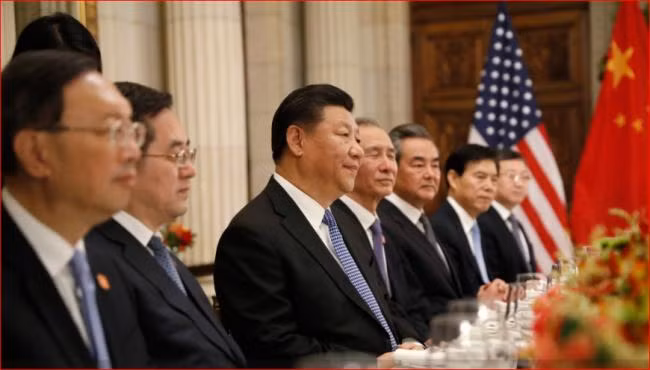 Phó Thủ tướng Trung Quốc Lưu Hạc (thứ 4, trái sang) bất ngờ xuất hiện tại Buenos Aires trong thành phần đoàn Trung Quốc tham gia hội đàm.