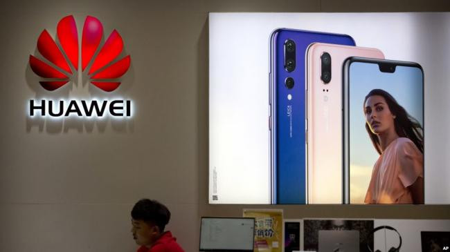 Bộ Quốc phòng Mỹ đã cấm bán điện thoại Huawei trên toàn cầu tại những nơi có căn cứ quân sự Mỹ. Bộ Quốc phòng Mỹ đã cấm bán điện thoại Huawei trên toàn cầu tại những nơi có căn cứ quân sự Mỹ.