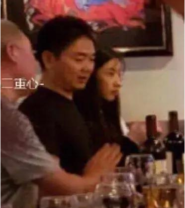 Ông Lưu Cường Đông và cô X, người kiện ông xâm hại tình dục - trên bàn nhậu tối 30.8. Ông Lưu Cường Đông và cô X, người kiện ông xâm hại tình dục - trên bàn nhậu tối 30.8.