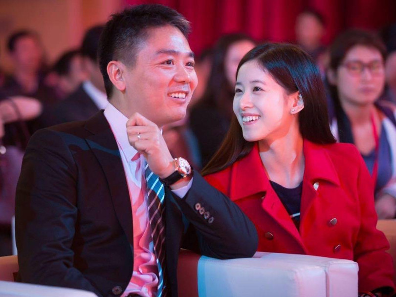 Ông Lưu Cường Đông thường xuyên khoe ảnh vợ chồng hạnh phúc trên báo chí và mạng xã hội. Ông Lưu Cường Đông thường xuyên khoe ảnh vợ chồng hạnh phúc trên báo chí và mạng xã hội.