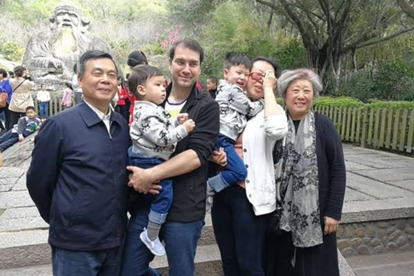 Bức ảnh được cho là cái cớ khiến ông Thái Anh Đĩnh bị ngã ngựa.