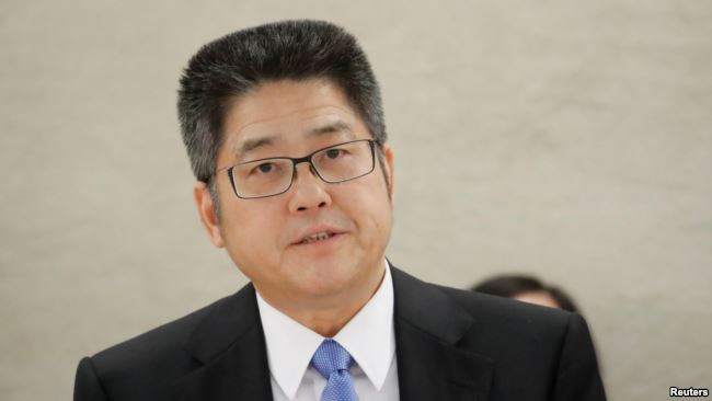 Thứ trưởng Ngoại giao Trung Quốc Lạc Ngọc Thành liên tiếp triệu tập khẩn cấp Đại sứ Canada và Mỹ tới để phản kháng và yêu cầu thả bà Mạnh Vãn Chu. Thứ trưởng Ngoại giao Trung Quốc Lạc Ngọc Thành liên tiếp triệu tập khẩn cấp Đại sứ Canada và Mỹ tới để phản kháng và yêu cầu thả bà Mạnh Vãn Chu.