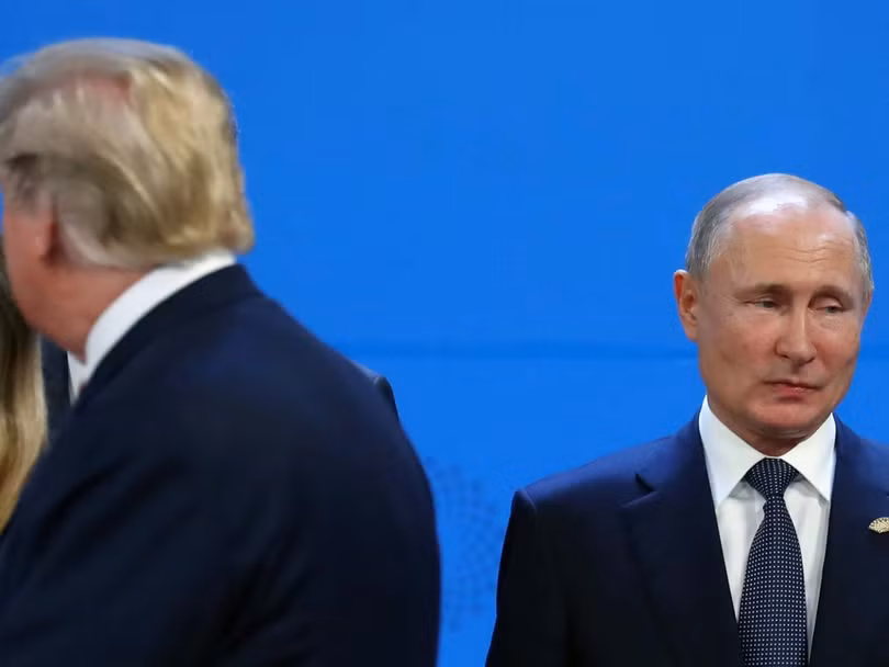 Donald Trump làm như không nhìn thấy ông Vladimir Putin.