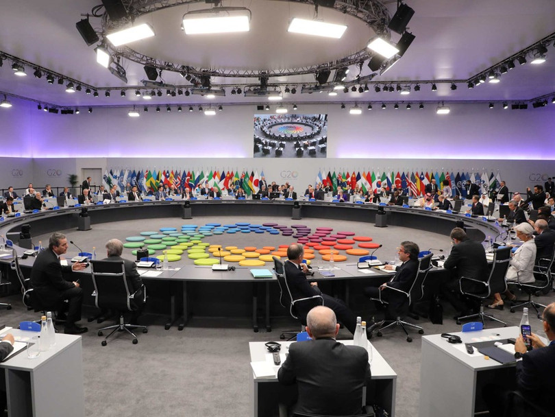 Trong phòng họp khá lộn xộn.