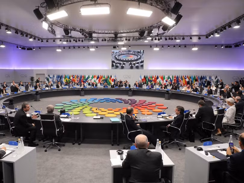 Trong phòng họp khá lộn xộn.