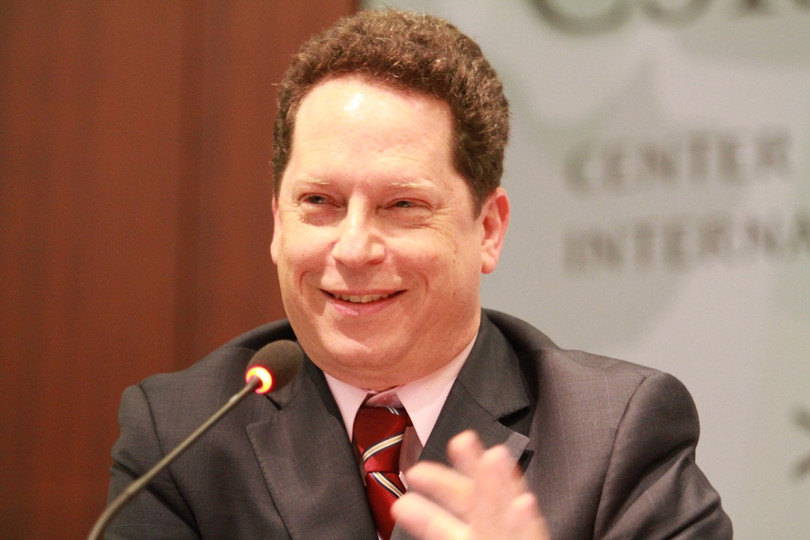 Ông Scott Kennedy, chuyên gia về Trung Quốc của Trung tâm nghiên cứu Chiến lược và Quốc tế (CSIS): nếu Trung Quốc thật sự đưa ra chính sách công nghiệp mới, giảm bớt vai trò của chính phủ, chuyển sang nhấn mạnh việc nâng cao hiệu quả sản xuất thì đó sẽ là “một sự chuyển biến tích cực”. Ông Scott Kennedy, chuyên gia về Trung Quốc của Trung tâm nghiên cứu Chiến lược và Quốc tế (CSIS): nếu Trung Quốc thật sự đưa ra chính sách công nghiệp mới, giảm bớt vai trò của chính phủ, chuyển sang nhấn mạnh việc nâng cao hiệu quả sản xuất thì đó sẽ là “một sự chuyển biến tích cực”.