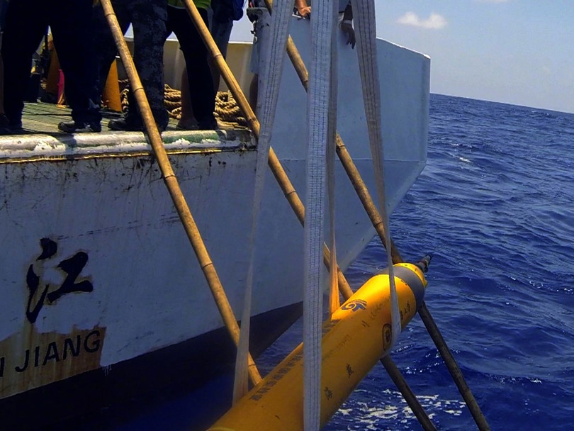 Tàu Haiyan-X đang được thả xuống biển.