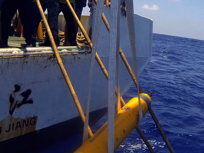 Tàu Haiyan-X đang được thả xuống biển.