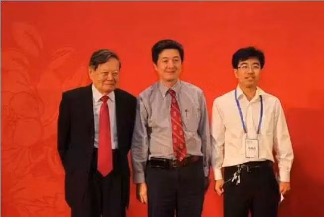 Giáo sư Dương Chấn Ninh (trái) cho rằng, việc Trương Thủ Thịnh được trao giải Nobel chỉ còn là vấn đề thời gian