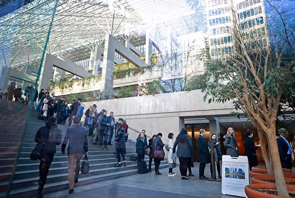 Đông đảo người dân Canada chờ đợi bên ngoài tòa án.