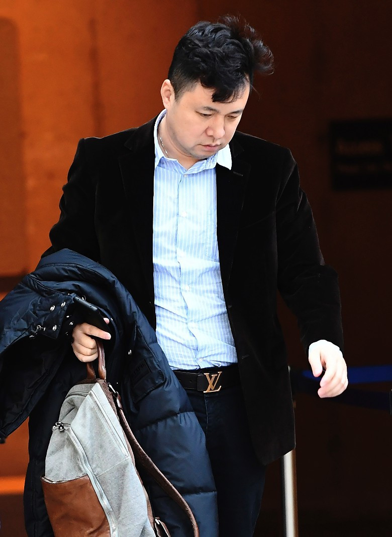 Ông Lưu Hiểu Tông, chồng bà Mạnh Vãn Chu không đủ tư cách bảo lãnh cho vợ tại ngoại.