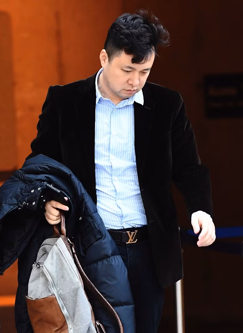 Ông Lưu Hiểu Tông, chồng bà Mạnh Vãn Chu không đủ tư cách bảo lãnh cho vợ tại ngoại. Ông Lưu Hiểu Tông, chồng bà Mạnh Vãn Chu không đủ tư cách bảo lãnh cho vợ tại ngoại.