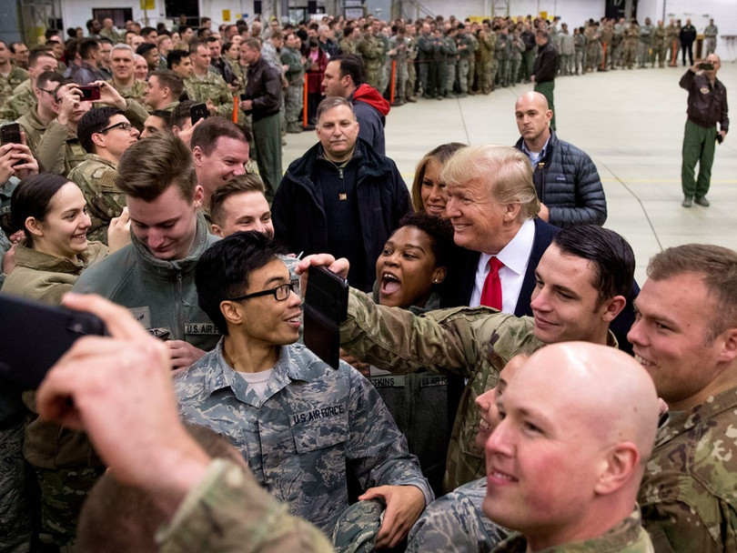 Binh sĩ Mỹ hào đứng chụp ảnh chung với vợ chồng ông Donald Trump.