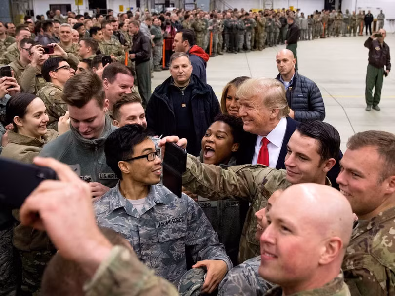 Binh sĩ Mỹ hào đứng chụp ảnh chung với vợ chồng ông Donald Trump.