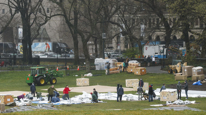 Các nhân viên y tế khẩn trương dựng bệnh viện dã chiến tại công viên Trung tâm ở thành phố New York (Ảnh: AFP). Các nhân viên y tế khẩn trương dựng bệnh viện dã chiến tại công viên Trung tâm ở thành phố New York (Ảnh: AFP).