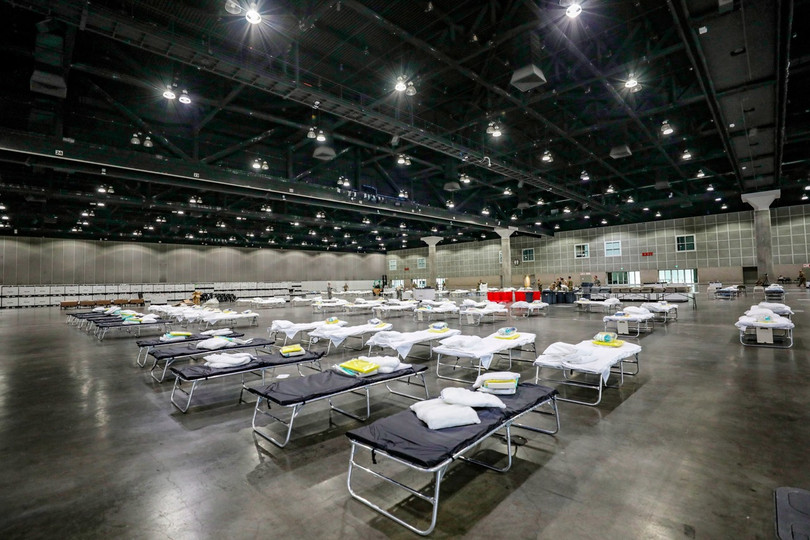 Trung tâm Hội chợ Triển lãm Los Angeles đang được cải tạo thành bệnh viện tạm thời (Ảnh: AP). Trung tâm Hội chợ Triển lãm Los Angeles đang được cải tạo thành bệnh viện tạm thời (Ảnh: AP).