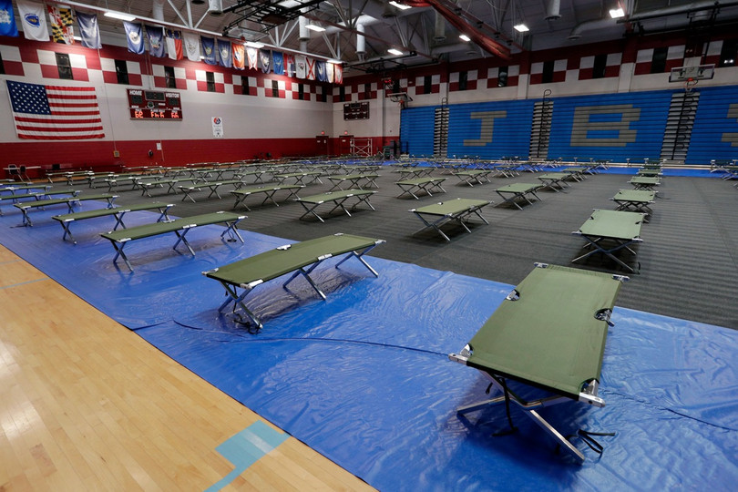 133 chiếc giường lính được dùng cho việc cách ly những người bị COVID-19 đặt tại Nhà thi đấu thể thao ở Căn cứ liên hợp quân sự San Antonio vào ngày 31/3 (Ảnh: AP). 133 chiếc giường lính được dùng cho việc cách ly những người bị COVID-19 đặt tại Nhà thi đấu thể thao ở Căn cứ liên hợp quân sự San Antonio vào ngày 31/3 (Ảnh: AP).