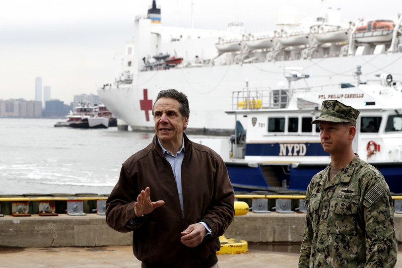 Ngày 30/3, thống đốc bang New York Cuomo (trái) tổ chức một cuộc họp báo ngắn nhân dịp tàu bệnh viện USNS Comfort của Hải quân Mỹ tới New York (AP). Ngày 30/3, thống đốc bang New York Cuomo (trái) tổ chức một cuộc họp báo ngắn nhân dịp tàu bệnh viện USNS Comfort của Hải quân Mỹ tới New York (AP).