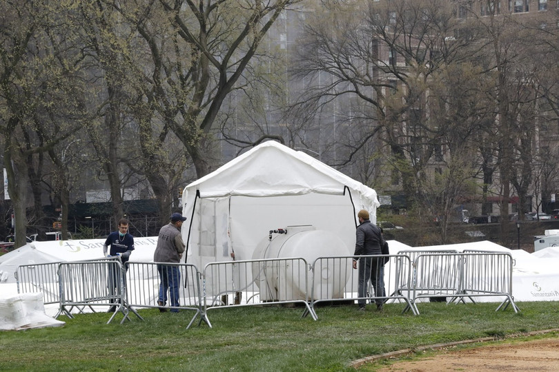 Các nhân viên xây dựng một bệnh viện tạm thời ở Công viên Trung tâm, New York ngày 30/3 (Tân Hoa xã). Các nhân viên xây dựng một bệnh viện tạm thời ở Công viên Trung tâm, New York ngày 30/3 (Tân Hoa xã).