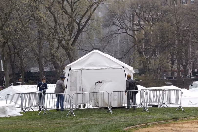 Các nhân viên xây dựng một bệnh viện tạm thời ở Công viên Trung tâm, New York ngày 30/3 (Tân Hoa xã). Các nhân viên xây dựng một bệnh viện tạm thời ở Công viên Trung tâm, New York ngày 30/3 (Tân Hoa xã).