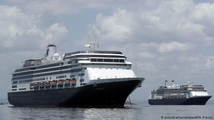 Hai tàu Zaandan và Rotterdam đang chờ được bang Florida cho cập cảng và đưa khách lên bờ (Ảnh: AP). Hai tàu Zaandan và Rotterdam đang chờ được bang Florida cho cập cảng và đưa khách lên bờ (Ảnh: AP).