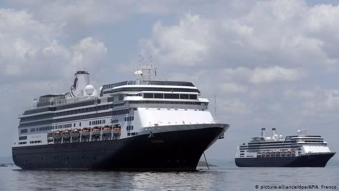 Hai tàu Zaandan và Rotterdam đang chờ được bang Florida cho cập cảng và đưa khách lên bờ (Ảnh: AP).