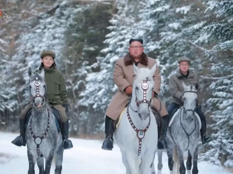 Ông Kim Jong-un và em gái, bà Kim Yo Jong trên "núi thiêng" Paektusan (Ảnh: KCNA).