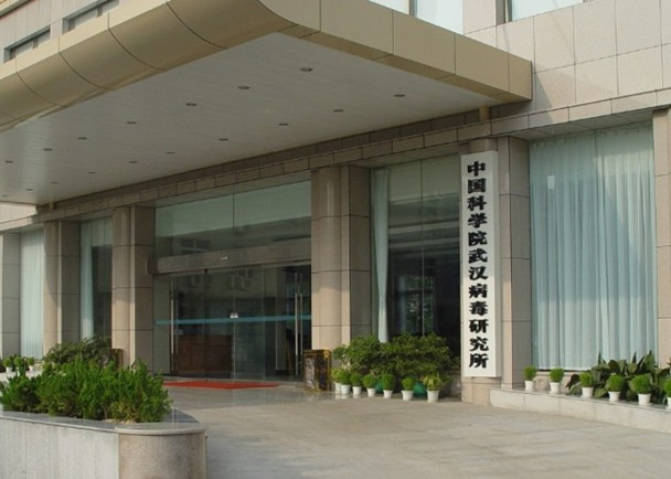 Phía sau cánh cửa của Viện nghiên cứu virus Vũ Hán hiện ẩn chứa nhiều điều bí mật (Ảnh: DF). Phía sau cánh cửa của Viện nghiên cứu virus Vũ Hán hiện ẩn chứa nhiều điều bí mật (Ảnh: DF).