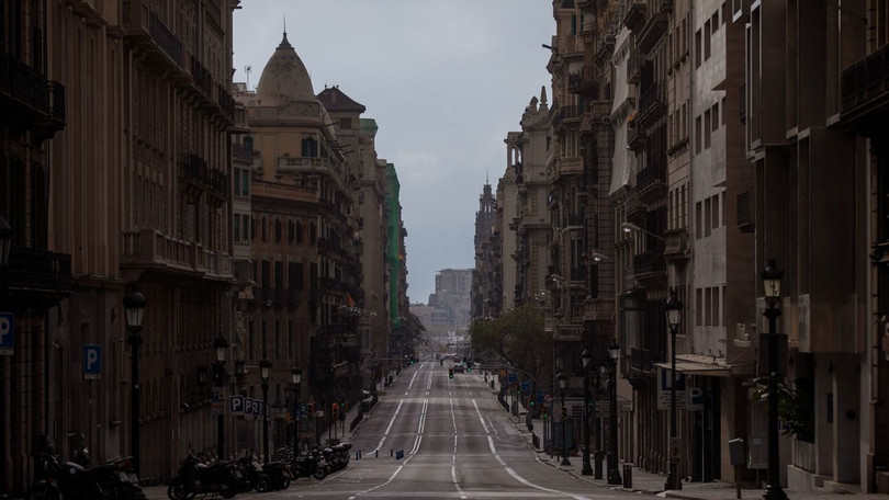 Đường phố Madrid vắng vẻ trong những ngày bị phong tỏa do dịch bệnh (Ảnh: Reuters).