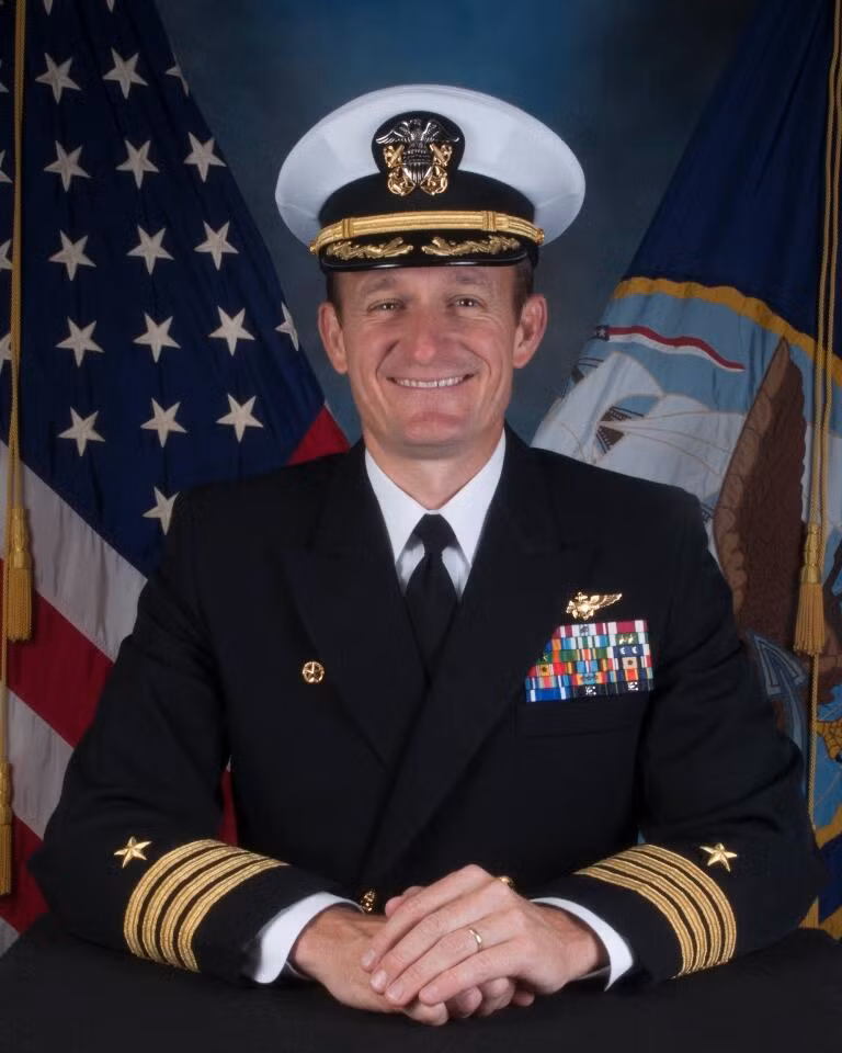 Đại tá Brett Crozier, Hạm trưởng tàu sân bay USS Roosevel đã bị cách chức vì bức thư cầu cứu đề nghị đưa các thuyền viên lên bờ cách ly (Ảnh: US Navy).