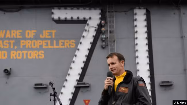 Đại tá Brett Crozier trên tàu sân bay USS Theodore Roosevelt (Ảnh: US Navy),