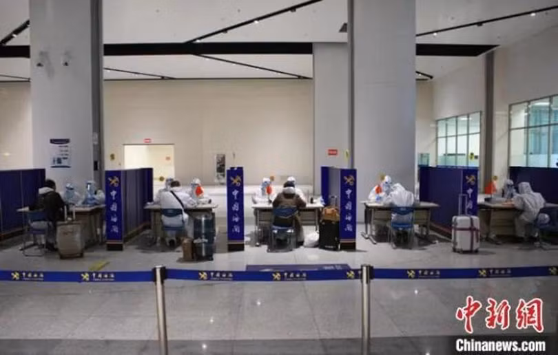 Người Trung Quốc từ Nga nhập cảnh qua cửa khẩu Tuy Phần Hà đều phải khai báo y tế và cách ly (Ảnh: CNS). Người Trung Quốc từ Nga nhập cảnh qua cửa khẩu Tuy Phần Hà đều phải khai báo y tế và cách ly (Ảnh: CNS).