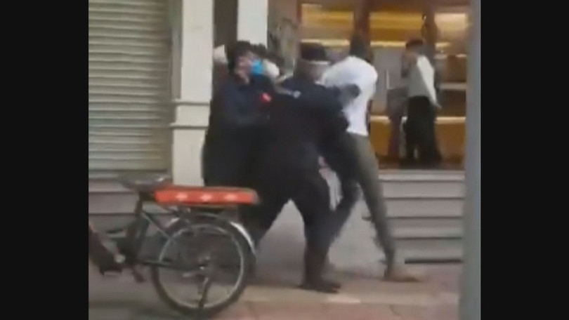 Hình ảnh trích video cảnh cảnh sát Quảng Châu cưỡng chế người châu Phi đi xét nghiệm virus Corona mới (Ảnh: news.now).