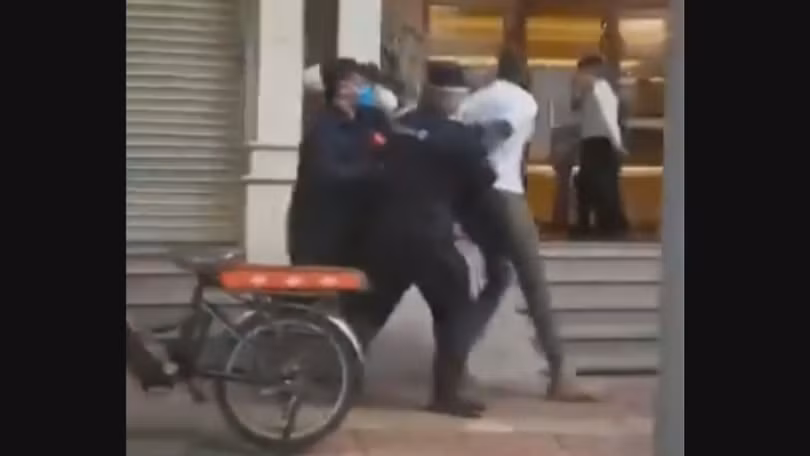 Hình ảnh trích video cảnh cảnh sát Quảng Châu cưỡng chế người châu Phi đi xét nghiệm virus Corona mới (Ảnh: news.now).