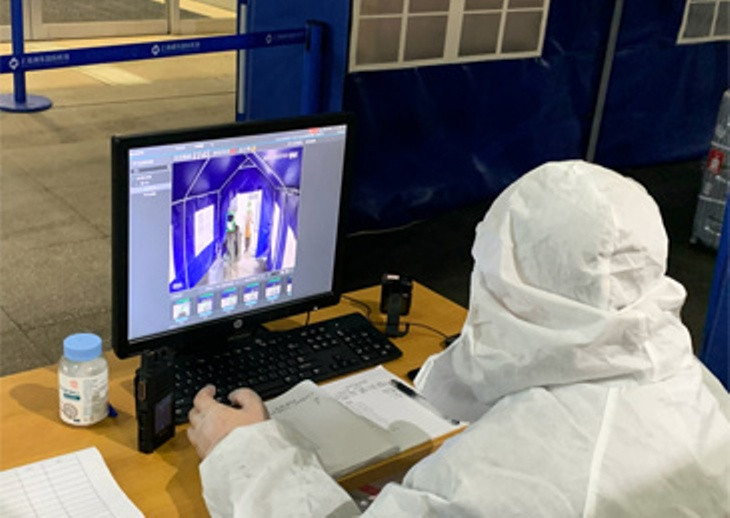 Đo thân nhiệt người nhập cảnh tại sân bay Phổ Đông, Thượng Hải (Ảnh: Guancha).