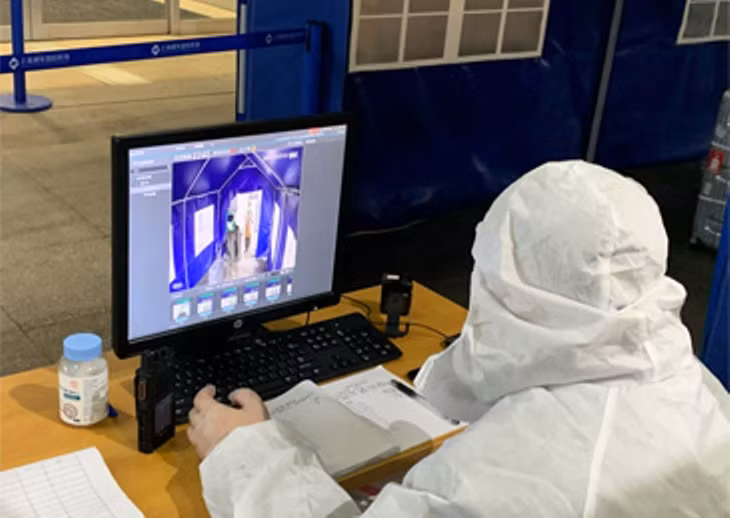 Đo thân nhiệt người nhập cảnh tại sân bay Phổ Đông, Thượng Hải (Ảnh: Guancha). Đo thân nhiệt người nhập cảnh tại sân bay Phổ Đông, Thượng Hải (Ảnh: Guancha).