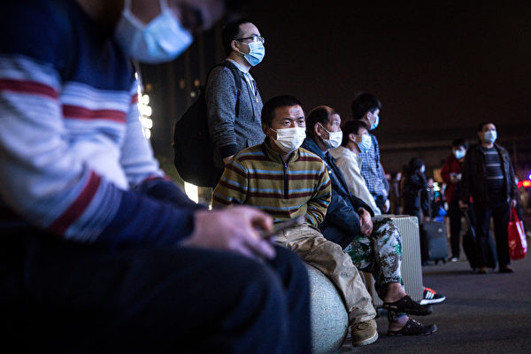 Nhiều người đến ga tàu nhiều tiếng trước giờ bỏ phong tỏa để chờ lên tàu rời Vũ Hán (Ảnh: Getty).
