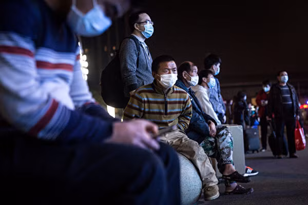 Nhiều người đến ga tàu nhiều tiếng trước giờ bỏ phong tỏa để chờ lên tàu rời Vũ Hán (Ảnh: Getty).