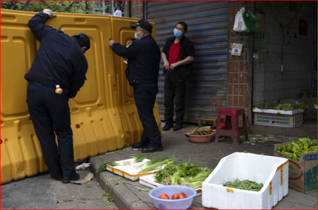 Dỡ bỏ rào chắn một khu dân cư sau khi Vũ Hán bỏ phong tỏa (Ảnh: Getty).