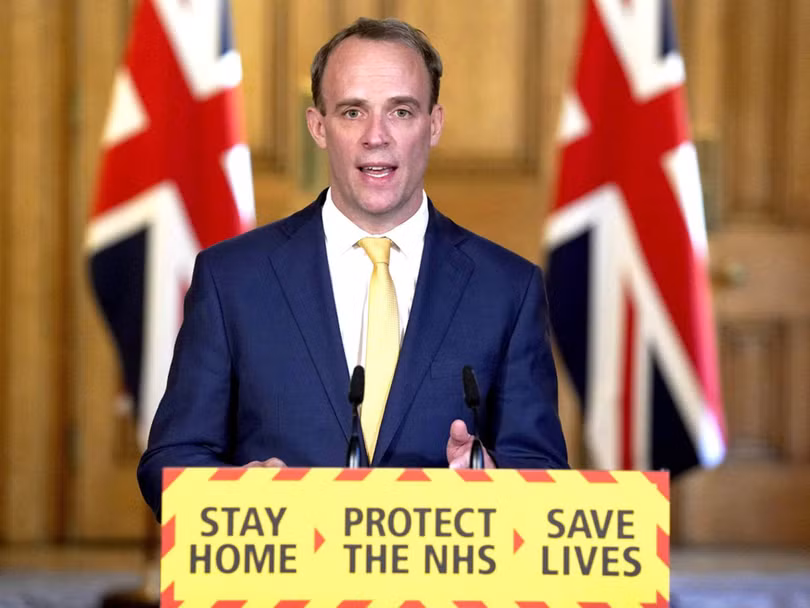 Quyền Thủ tướng Anh Dominic Raab: “Chúng ta sẽ yêu cầu Trung Quốc trả lời một số câu hỏi khó. Đó là virus Corona mới xuất hiện như thế nào và tại sao nó không được chặn đứng kịp thời?” (Ảnh: AP).