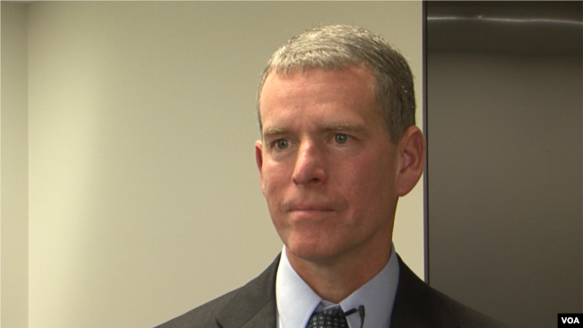 Ông Bryan Clark tán thành ý kiến cho thủy thủ lên đáo Guam để cách ly (Ảnh: VOA). Ông Bryan Clark tán thành ý kiến cho thủy thủ lên đáo Guam để cách ly (Ảnh: VOA).