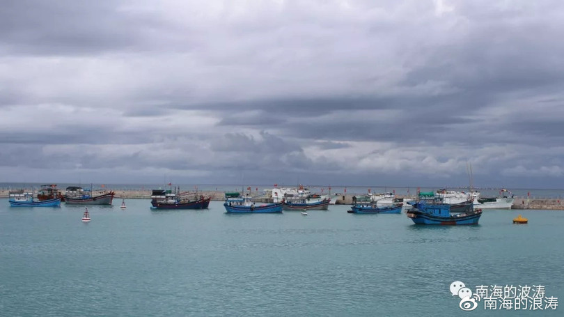 Tàu thuyền của ngư dân ta neo đậu trong hồ tránh sóng ở Trung tâm dịch vụ hậu cần nghề cá Đá Tây (Ảnh: Weibo)