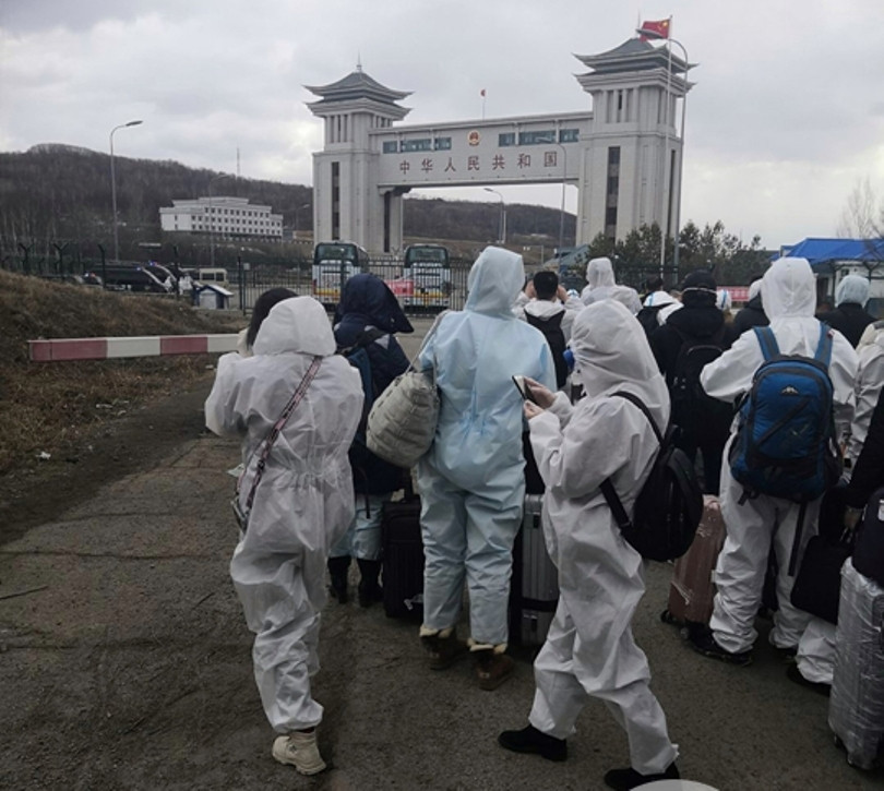 Người Trung Quốc từ Nga trở về nước qua cửa khẩu Tuy Phần Hà trước khi đóng cửa (Ảnh: Heilongjiang Daily).