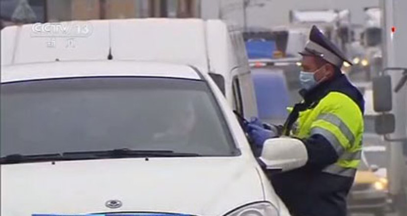 Cảnh sát Nga kiểm tra xe lưu thông trên đường phố (Ảnh: The Paper).