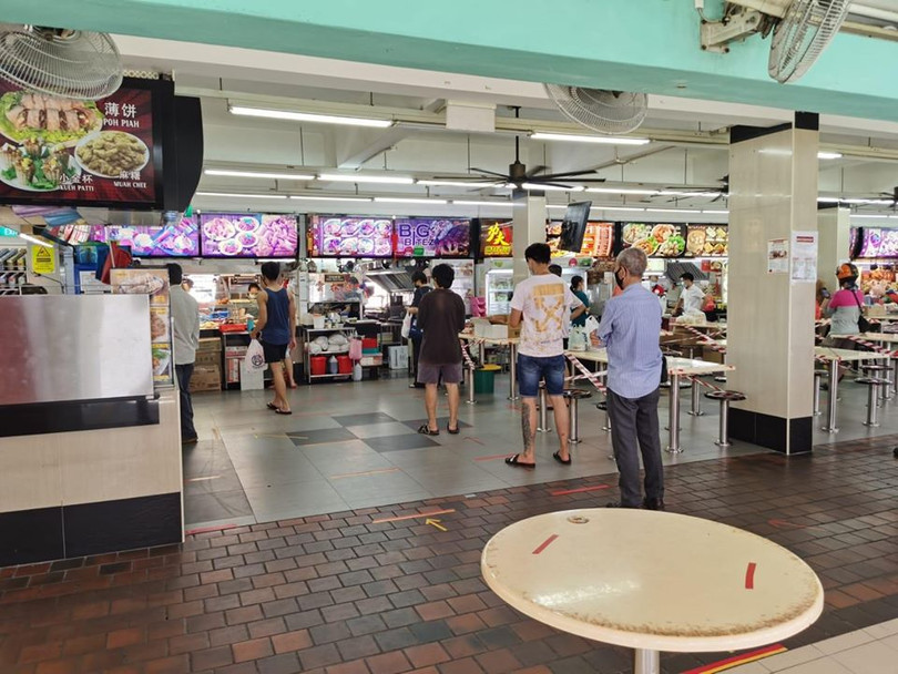 Thực hiện giữ khoảng cách xã hội tại một nhà hàng (Ảnh: Lianhe Zaobao).