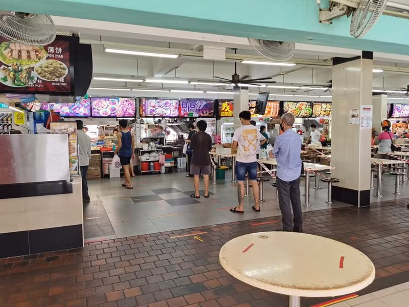 Thực hiện giữ khoảng cách xã hội tại một nhà hàng (Ảnh: Lianhe Zaobao).