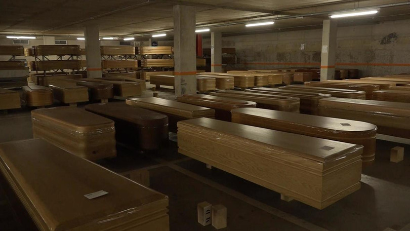 Bãi đỗ xe của Nhà tang lễ Corsella ở Barcelona đã biến thành nhà xác tạm thời có thể chứa được 1.800 quan tài (Ảnh: AP)